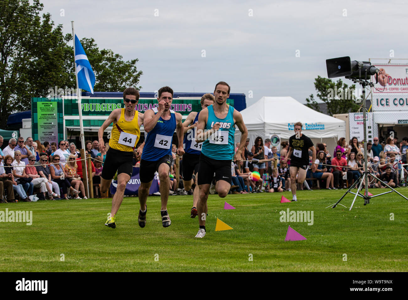 Approche de la dernière droite sprinteurs à l'Halkirk Highland Games à Caithness, en Écosse en 2019 Banque D'Images