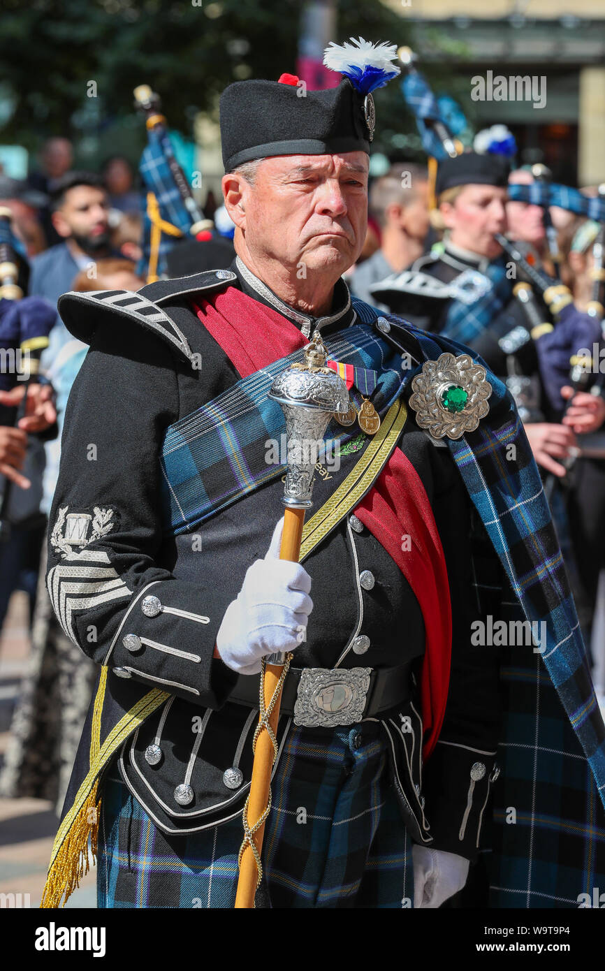 Glasgow, Royaume-Uni. 15 août 2019. Vivre la tuyauterie, pensé pour être la plus grande célébration de la musique de cornemuse et pipe bands continue d'attirer un large public et de divertir avec des spectacles gratuits dans la région de Buchanan Street dans le centre-ville de Glasgow de pipe bands internationaux. Tambour-major DAN KELLEY de USA, avec cornemuseurs de Pipers Bande Piste - un collectif de la Royal Edinburgh Military Tattoo Crédit : Findlay/Alamy Live News Banque D'Images Glasgow, Royaume-Uni. 15 août 2019. Vivre la tuyauterie, pensé pour être la plus grande célébration de la musique de cornemuse et pipe bands continue d'attirer un large public et de divertir avec des spectacles gratuits dans la région de Buchanan Street dans le centre-ville de Glasgow de pipe bands internationaux. Tambour-major DAN KELLEY de USA, avec cornemuseurs de Pipers Bande Piste - un collectif de la Royal Edinburgh Military Tattoo Crédit : Findlay/Alamy Live News Banque D'Images