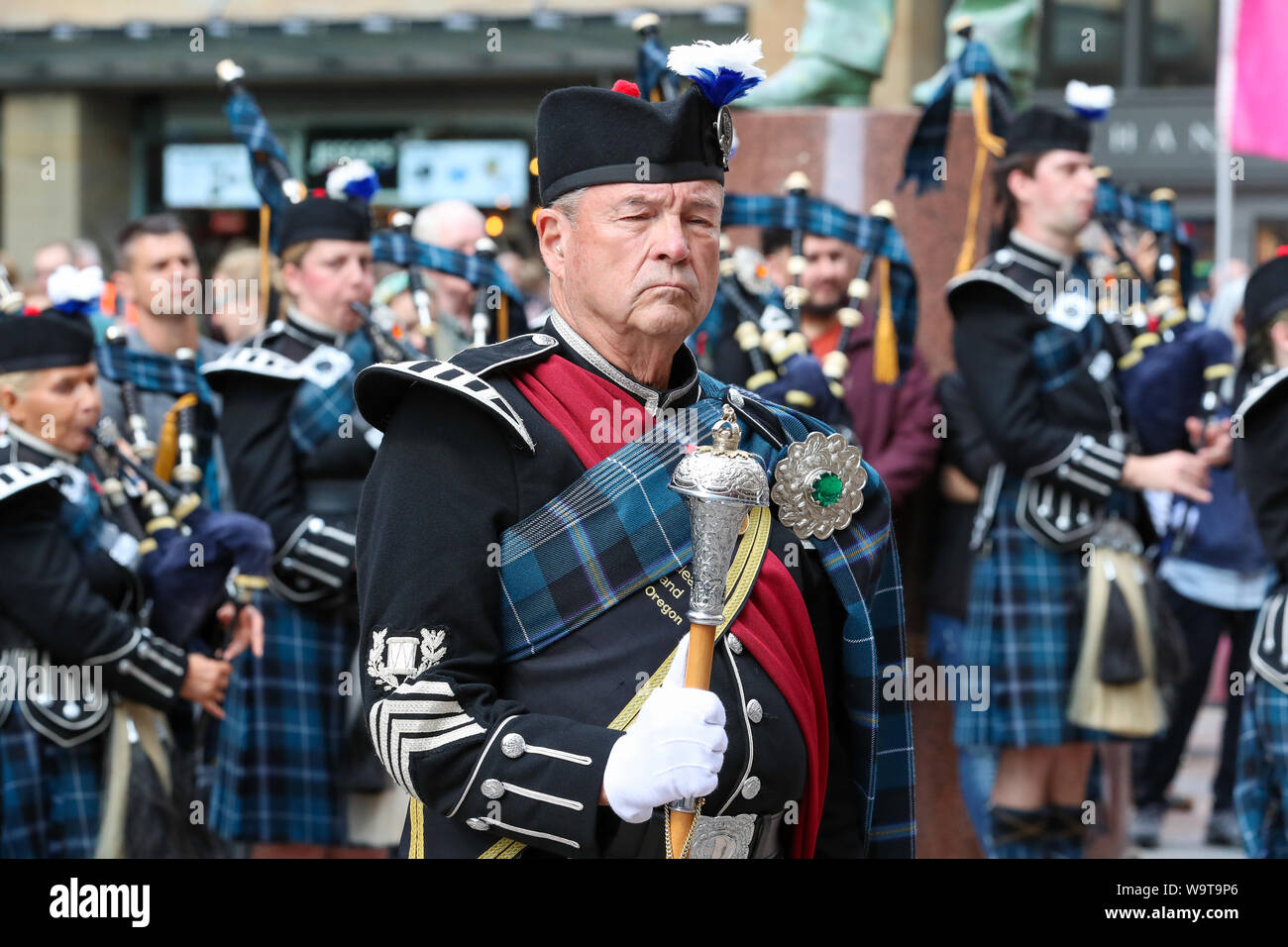 Glasgow, Royaume-Uni. 15 août 2019. Vivre la tuyauterie, pensé pour être la plus grande célébration de la musique de cornemuse et pipe bands continue d'attirer un large public et de divertir avec des spectacles gratuits dans la région de Buchanan Street dans le centre-ville de Glasgow de pipe bands internationaux. Tambour-major DAN KELLEY de USA, avec cornemuseurs de Pipers Bande Piste - un collectif de la Royal Edinburgh Military Tattoo Crédit : Findlay/Alamy Live News Banque D'Images Glasgow, Royaume-Uni. 15 août 2019. Vivre la tuyauterie, pensé pour être la plus grande célébration de la musique de cornemuse et pipe bands continue d'attirer un large public et de divertir avec des spectacles gratuits dans la région de Buchanan Street dans le centre-ville de Glasgow de pipe bands internationaux. Tambour-major DAN KELLEY de USA, avec cornemuseurs de Pipers Bande Piste - un collectif de la Royal Edinburgh Military Tattoo Crédit : Findlay/Alamy Live News Banque D'Images
