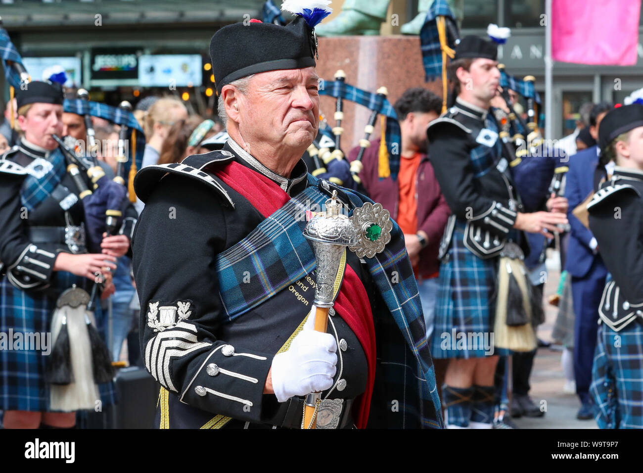 Glasgow, Royaume-Uni. 15 août 2019. Vivre la tuyauterie, pensé pour être la plus grande célébration de la musique de cornemuse et pipe bands continue d'attirer un large public et de divertir avec des spectacles gratuits dans la région de Buchanan Street dans le centre-ville de Glasgow de pipe bands internationaux. Tambour-major DAN KELLEY de USA, avec cornemuseurs de Pipers Bande Piste - un collectif de la Royal Edinburgh Military Tattoo Crédit : Findlay/Alamy Live News Banque D'Images Glasgow, Royaume-Uni. 15 août 2019. Vivre la tuyauterie, pensé pour être la plus grande célébration de la musique de cornemuse et pipe bands continue d'attirer un large public et de divertir avec des spectacles gratuits dans la région de Buchanan Street dans le centre-ville de Glasgow de pipe bands internationaux. Tambour-major DAN KELLEY de USA, avec cornemuseurs de Pipers Bande Piste - un collectif de la Royal Edinburgh Military Tattoo Crédit : Findlay/Alamy Live News Banque D'Images