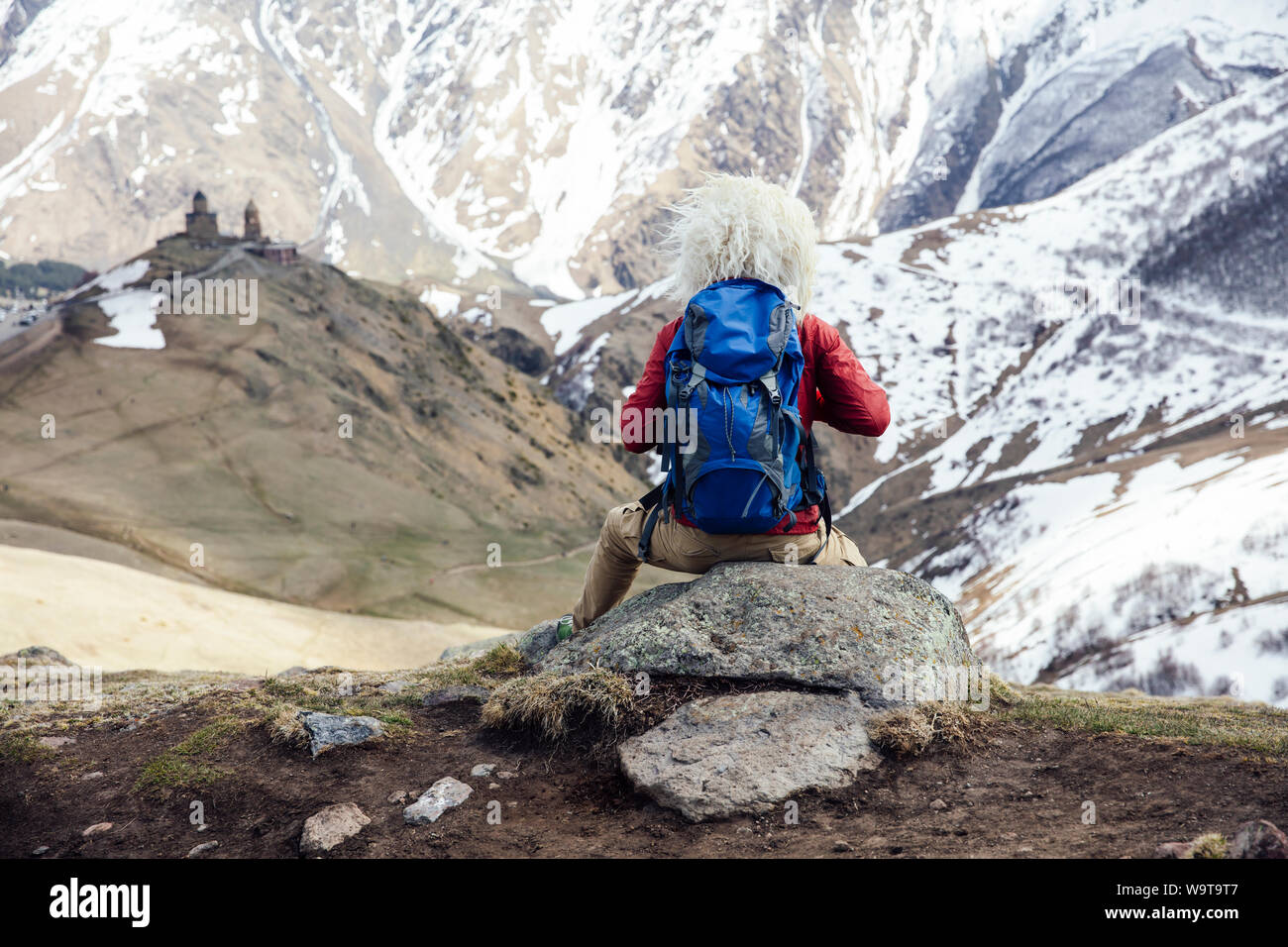 Avis aux jeunes hiker with fur hat papakha traditionnels à haute latitude montagnes à Mtskheta-Mtianeti région en Géorgie Banque D'Images