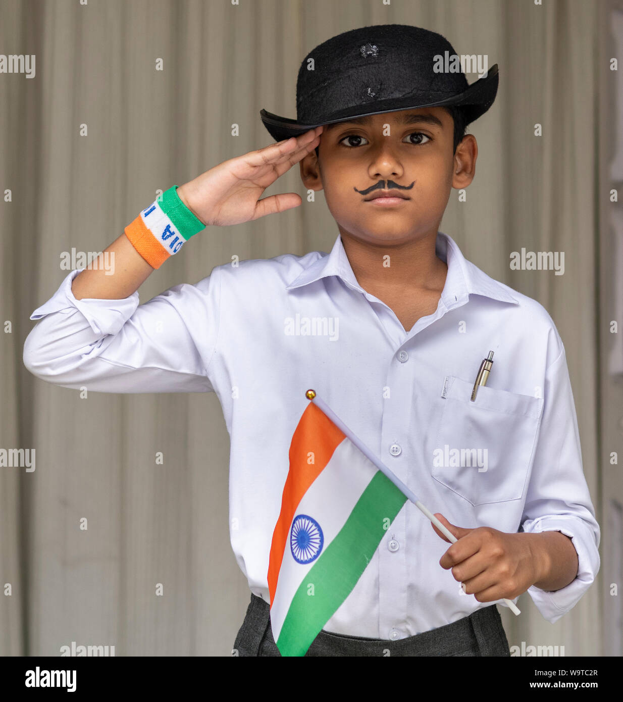 Neuf ans d'un jeune Indien habillé en Shaheed Bhagat Singh à l'occasion de la Journée de l'indépendance de l'Inde, 15 août, 2019. Banque D'Images