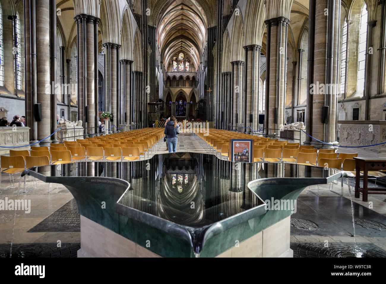 Le miroir d'eau, intérieur de la cathédrale de Salisbury Photo Stock - Alamy