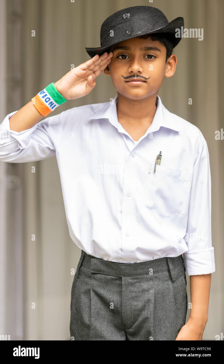 Neuf ans d'un jeune Indien habillé en Shaheed Bhagat Singh à l'occasion de la Journée de l'indépendance de l'Inde, 15 août, 2019. Banque D'Images