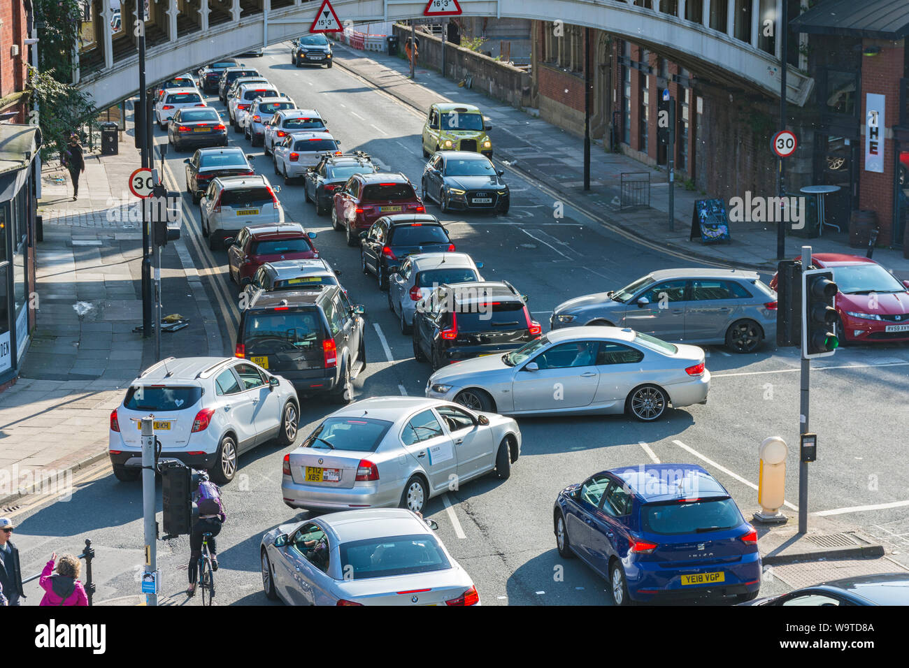 L'heure de pointe, la congestion routière à la jonction de Whitworth Street West et de Deansgate, Manchester, UK Banque D'Images