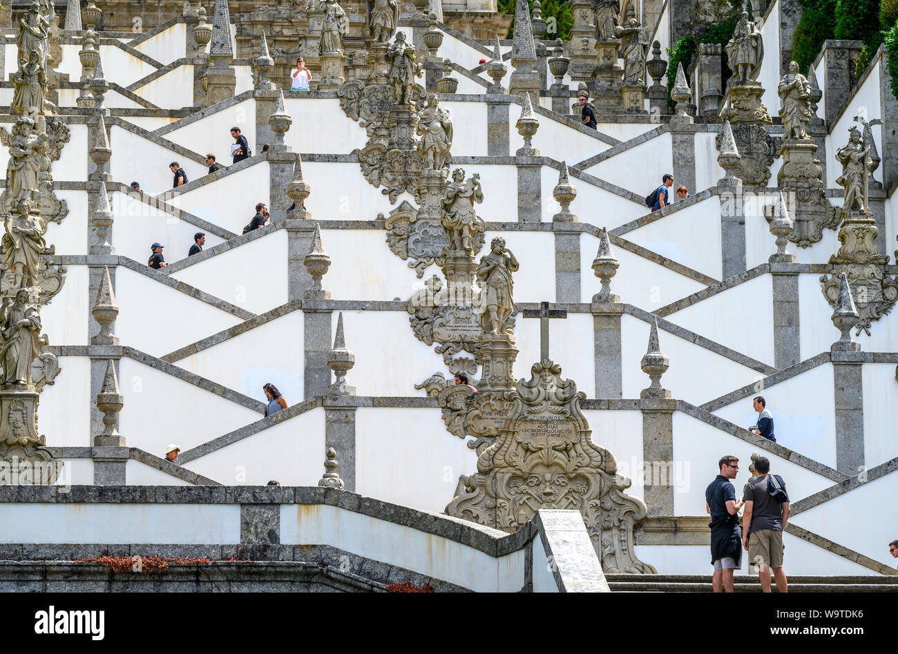 Le 18ème siècle, l'escalier Baroque au sanctuaire et lieu de pèlerinage de Bom Jesus do Monte à Tenoes à la périphérie de la ville de Braga à Nort Banque D'Images