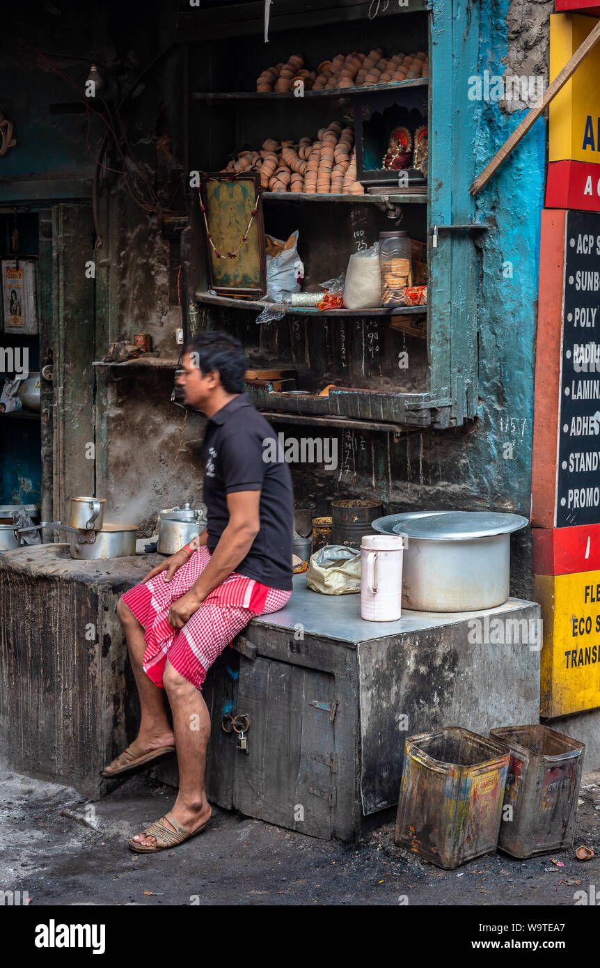 Août 12,2019. Kolkata, Inde. Un vendeur de thé non identifié, la fabrication et la vente de thé sur la rue de Calcutta. Banque D'Images