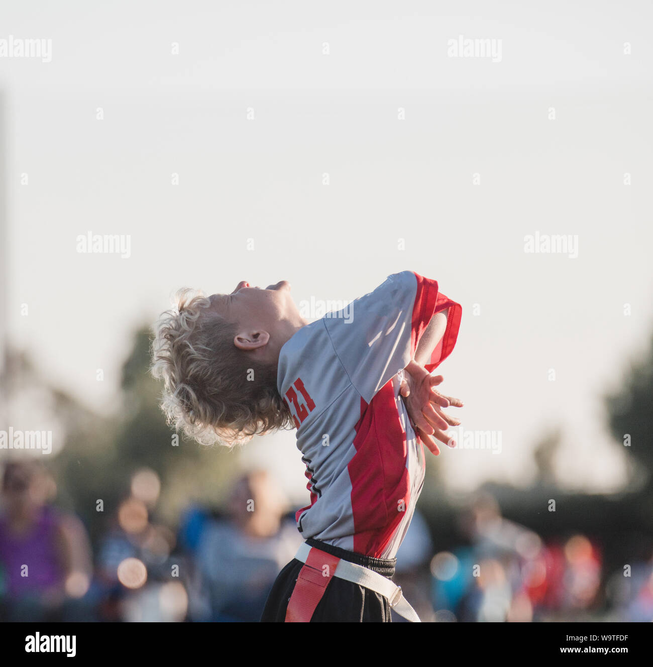 Boy playing football drapeau célébrant, California, United States Banque D'Images