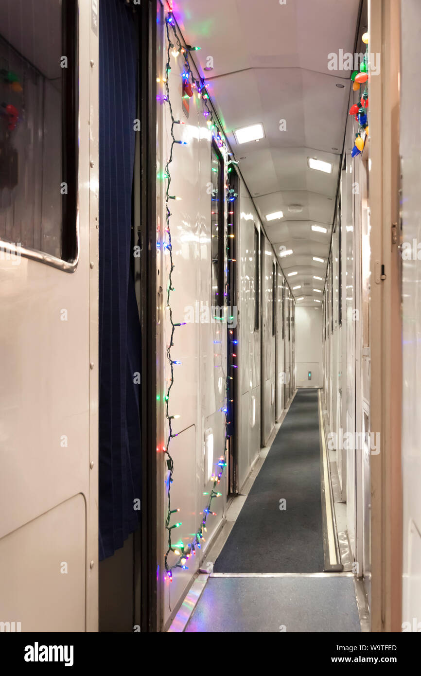 Les lumières de Noël décorer un train Amtrak voiture-lits couloir. Banque D'Images