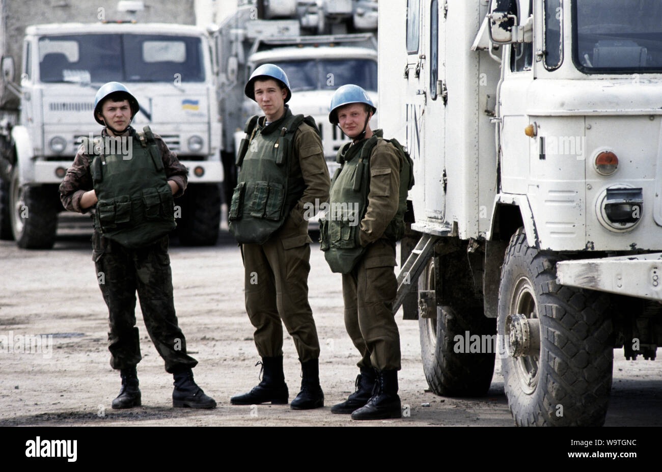 9 mai 1993 pendant le siège de Sarajevo : soldats ukrainiens se tiennent près de communications à l'intérieur de camion GAZ-66 caserne Tito. Dans le cadre de la Force de protection des Nations Unies (FORPRONU), ils sont sur le point de partir pour offrir une protection à l'enclave musulmane de Zepa, en Bosnie, à 40 kilomètres à l'est de Sarajevo. Banque D'Images