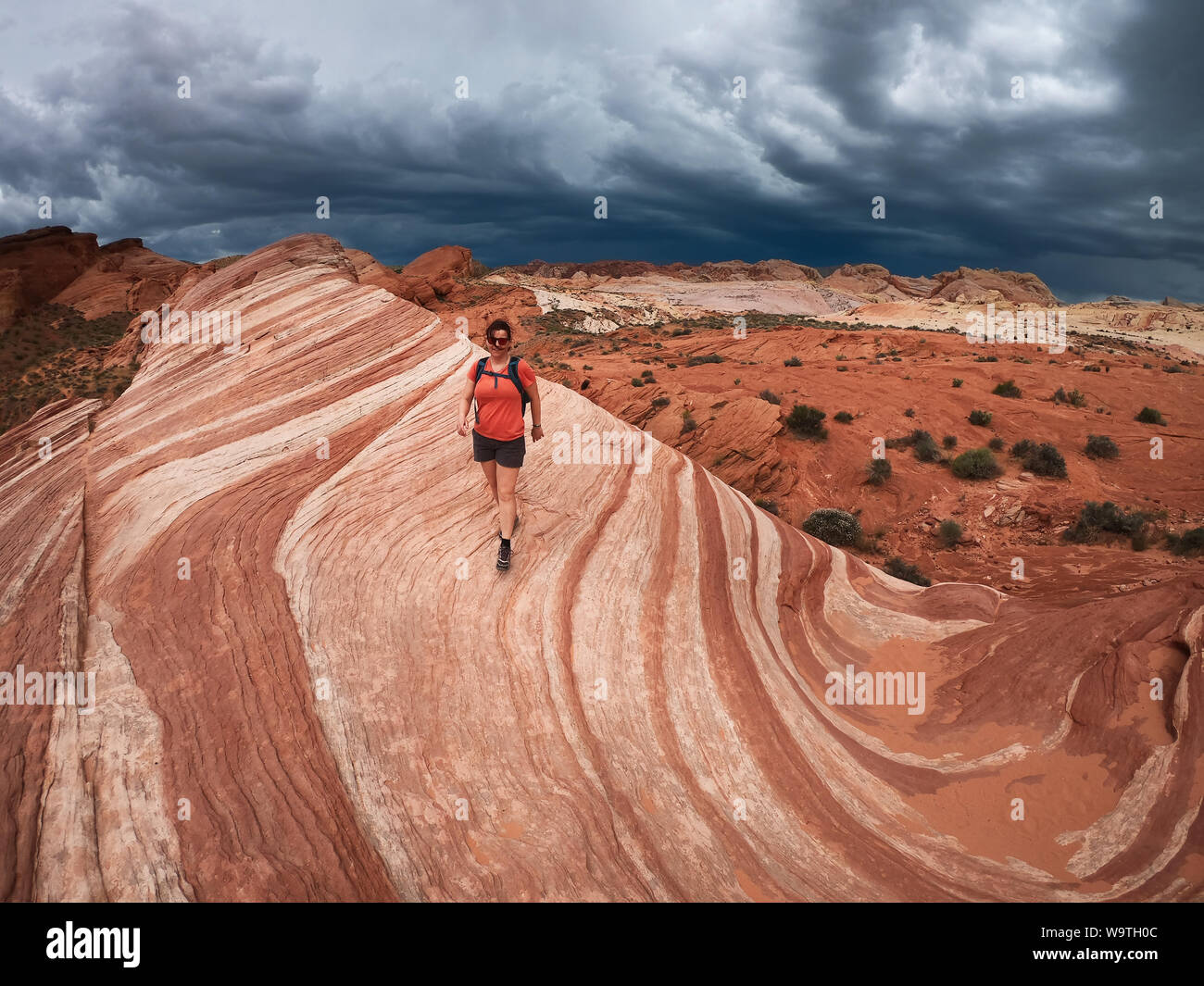 Femme en randonnée dans la Vallée de Feu State Park, Nevada, United States Banque D'Images