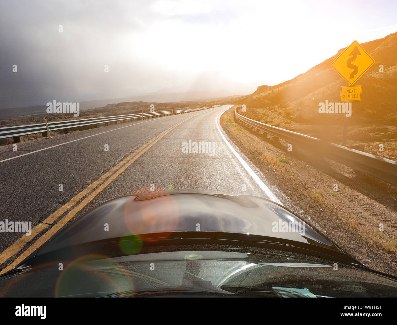 Voiture roulant le long d'une route avec une mauvaise visibilité, Moapa Valley, Nevada, United States Banque D'Images