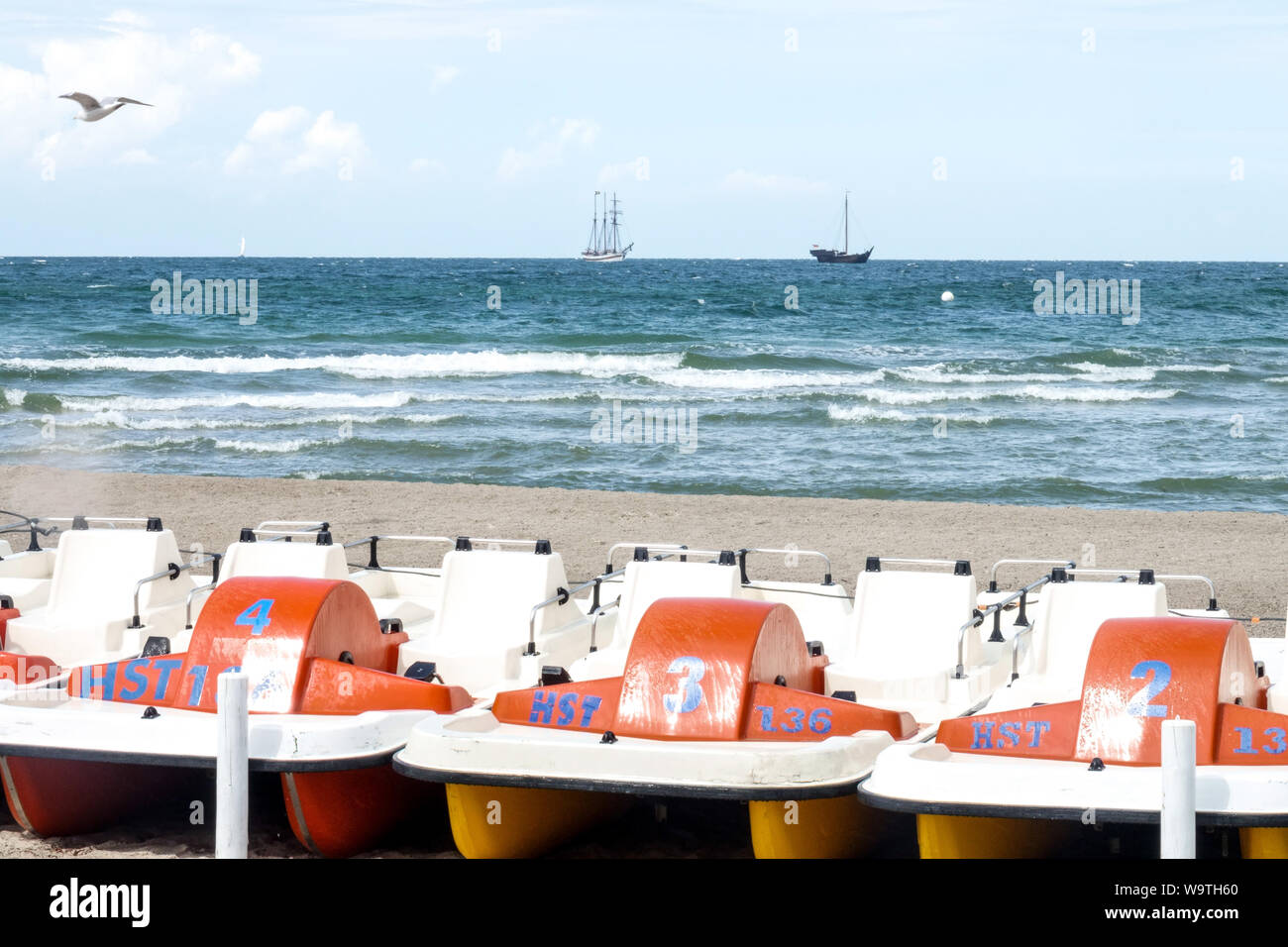 Pédalos sortit de la plage de Warnemunde, à Rostock, Allemagne Banque D'Images