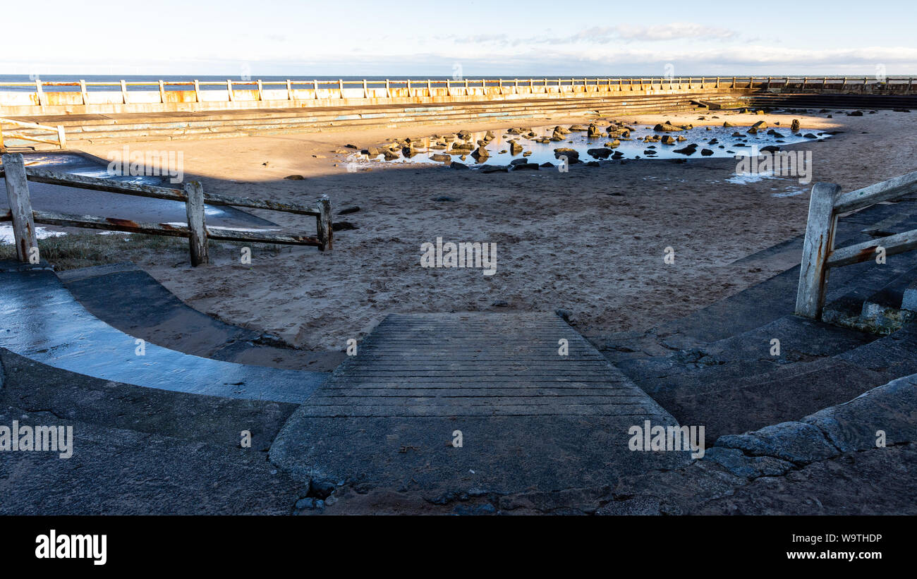 Les piscines de l'eau entre le sable et les roches le remplissage Tynemouth désaffectées Piscine extérieure lido sur la côte de la mer du Nord de Tyneside. Banque D'Images