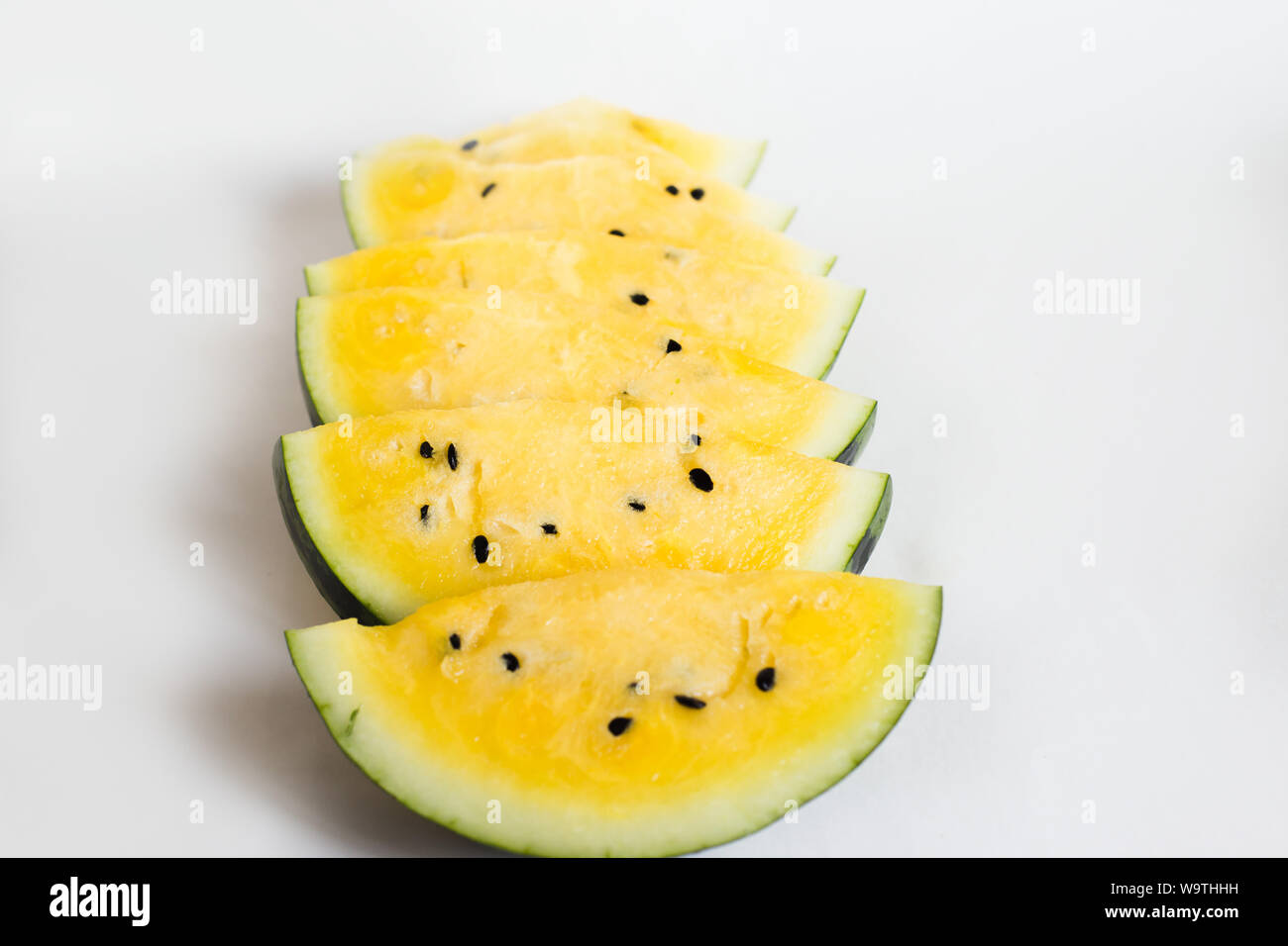 Ripe melon jaune sur fond blanc, de l'alimentation d'été Banque D'Images