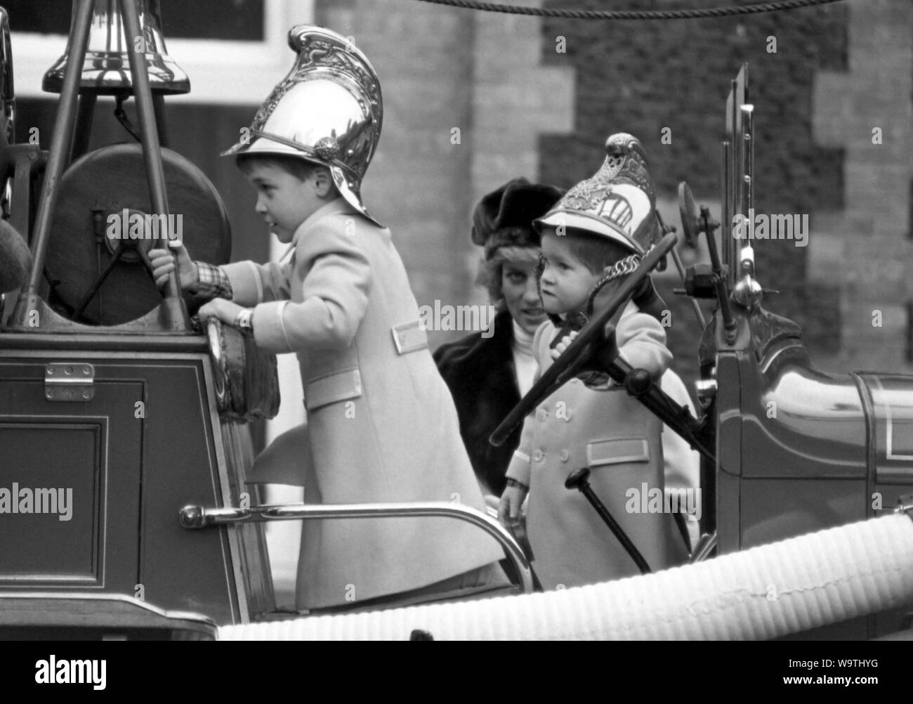 La princesse Diana avec le prince William et Harry bénéficiant d'une montée sur un incendie vintage moteur à Sandringham. Banque D'Images