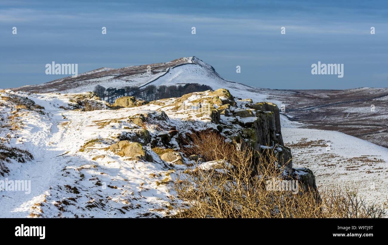 Neige de l'hiver se trouve sur le mur d'Hadrien, sentier de randonnée sur le chemin des rochers dans la remote Highshield collines de Northumberland, de vert tendre et de l'arc d'essuie Banque D'Images