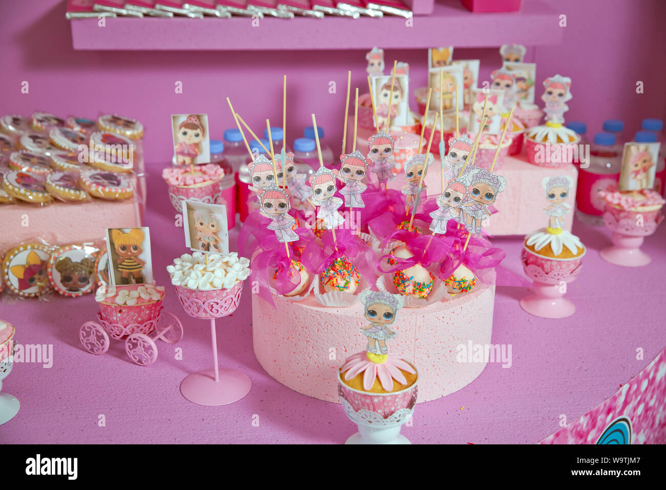 Baku Azerbaidjan 07 31 18 Lol Gateau D Anniversaire Pour Les Filles Chef Patissier Decore Un Gateau Au Gingembre Epice Maison Poupee De Style Lol Vue Superieure O Photo Stock Alamy