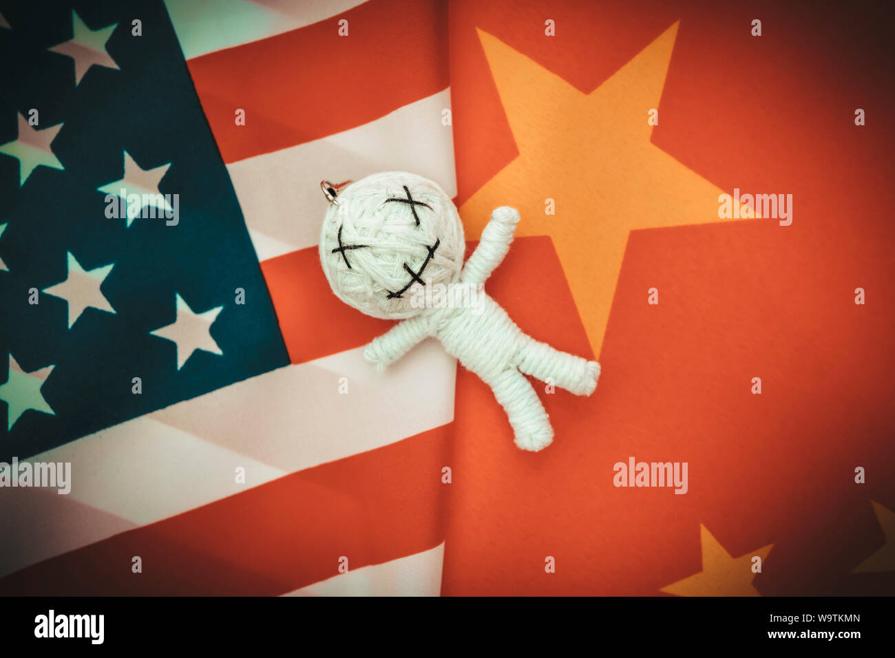 Poupée vaudou sur les drapeaux des USA et de la Chine Banque D'Images