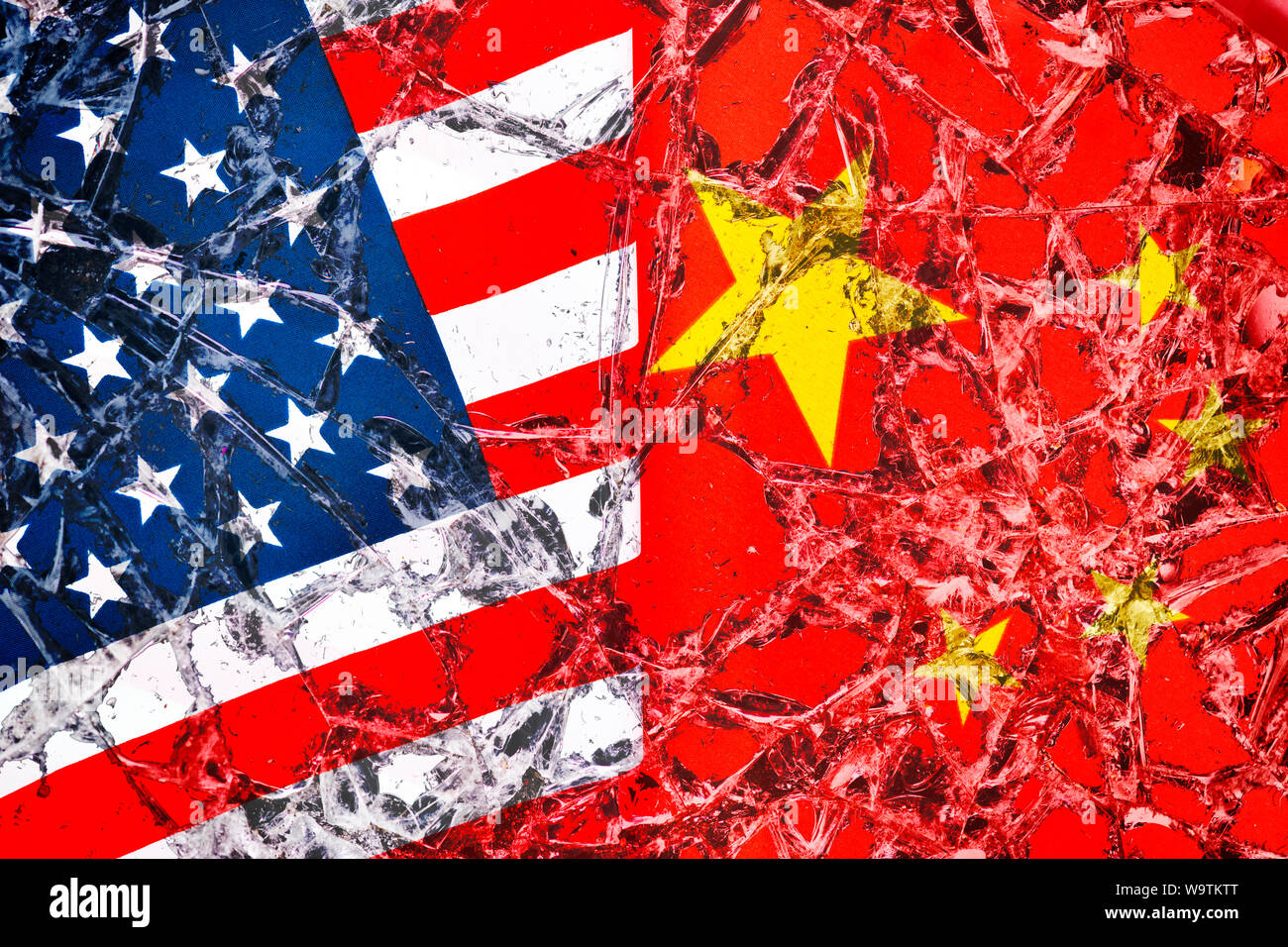 Drapeaux des USA et de la Chine au titre du verre brisé, guerre commerciale Banque D'Images