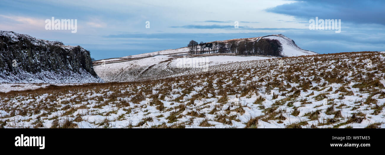 Neige de l'hiver se trouve sur les collines de Northumberland, où mur d'Hadrien, court à travers le Peel Crags et mou vert colline. Banque D'Images