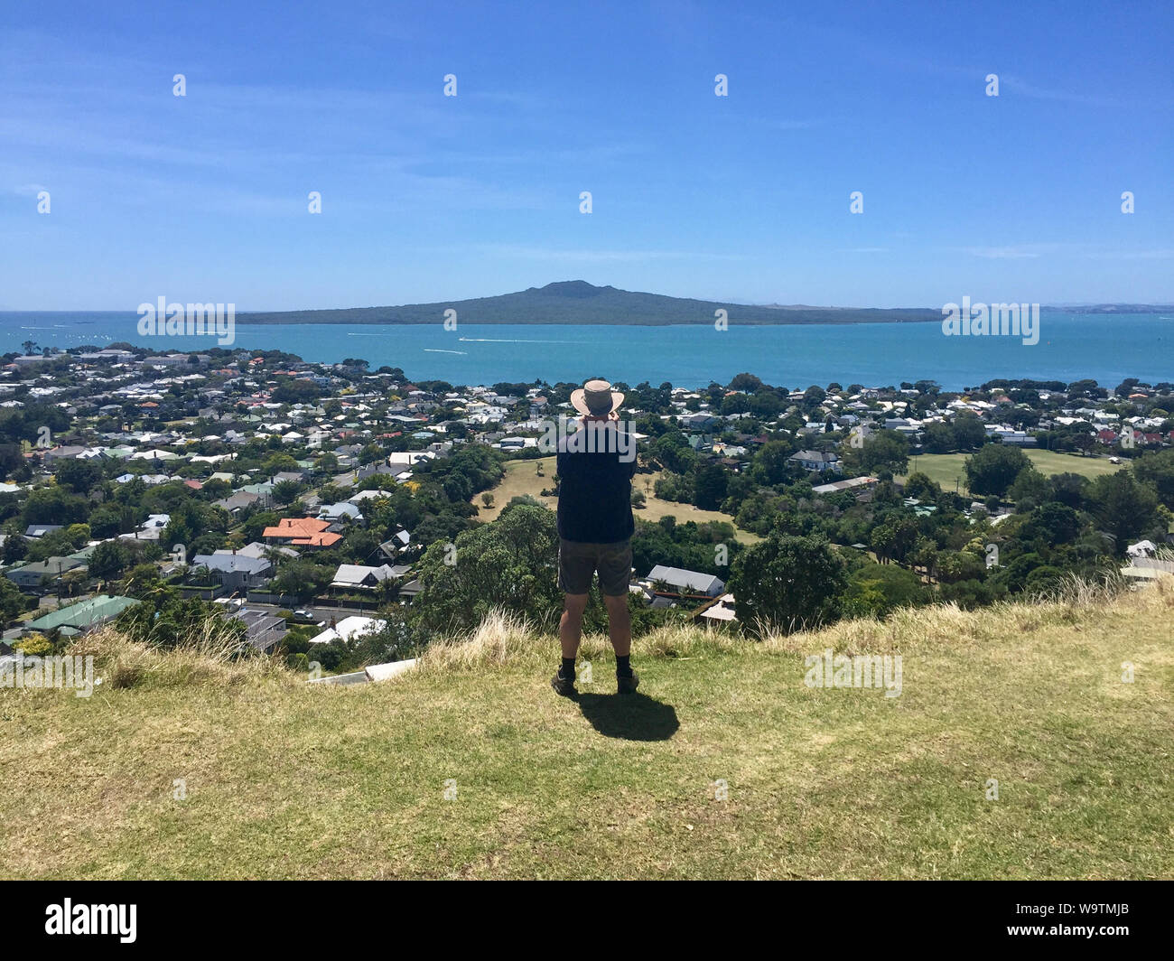 L'homme prend une photo de l'île de Rangitoto depuis le mont Victoria, Auckland, île du Nord, Nouvelle-Zélande Banque D'Images