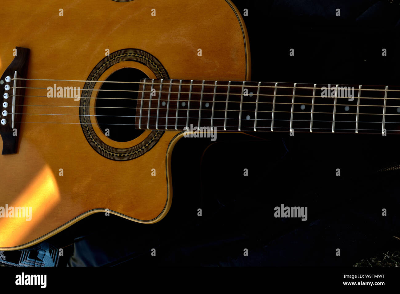 Cordes guitare acoustique pour vous détendre Banque D'Images