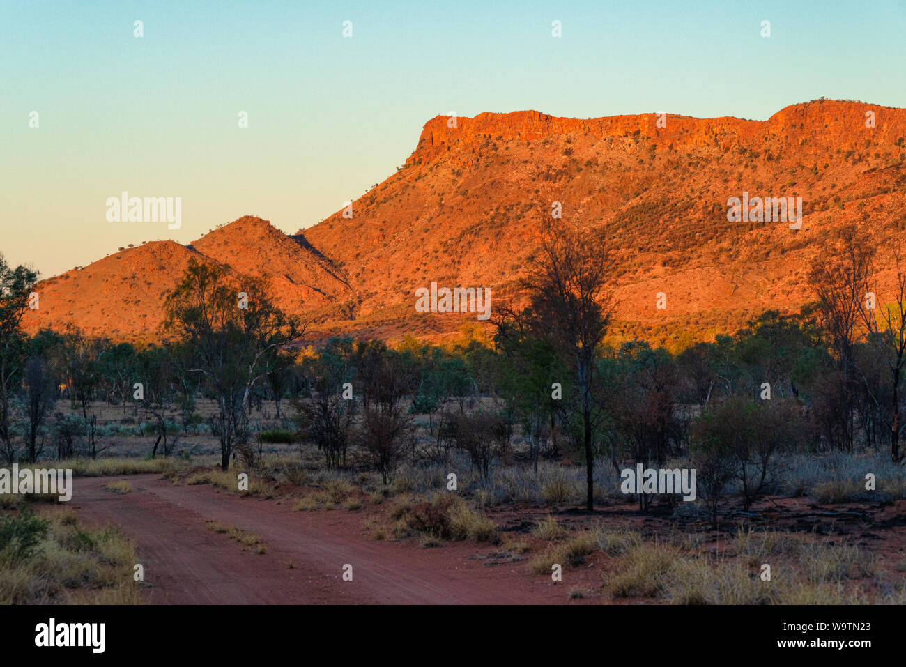Coucher de soleil sur la plage près d'Alice Springs Aurora Alice Springs, Territoire du Nord, Australie Banque D'Images