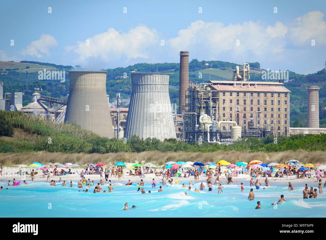 Les plages de sable blanc sont parmi les plus polluées de l'Italie. Rosignano, Toscane Italie - Août 2019 Banque D'Images