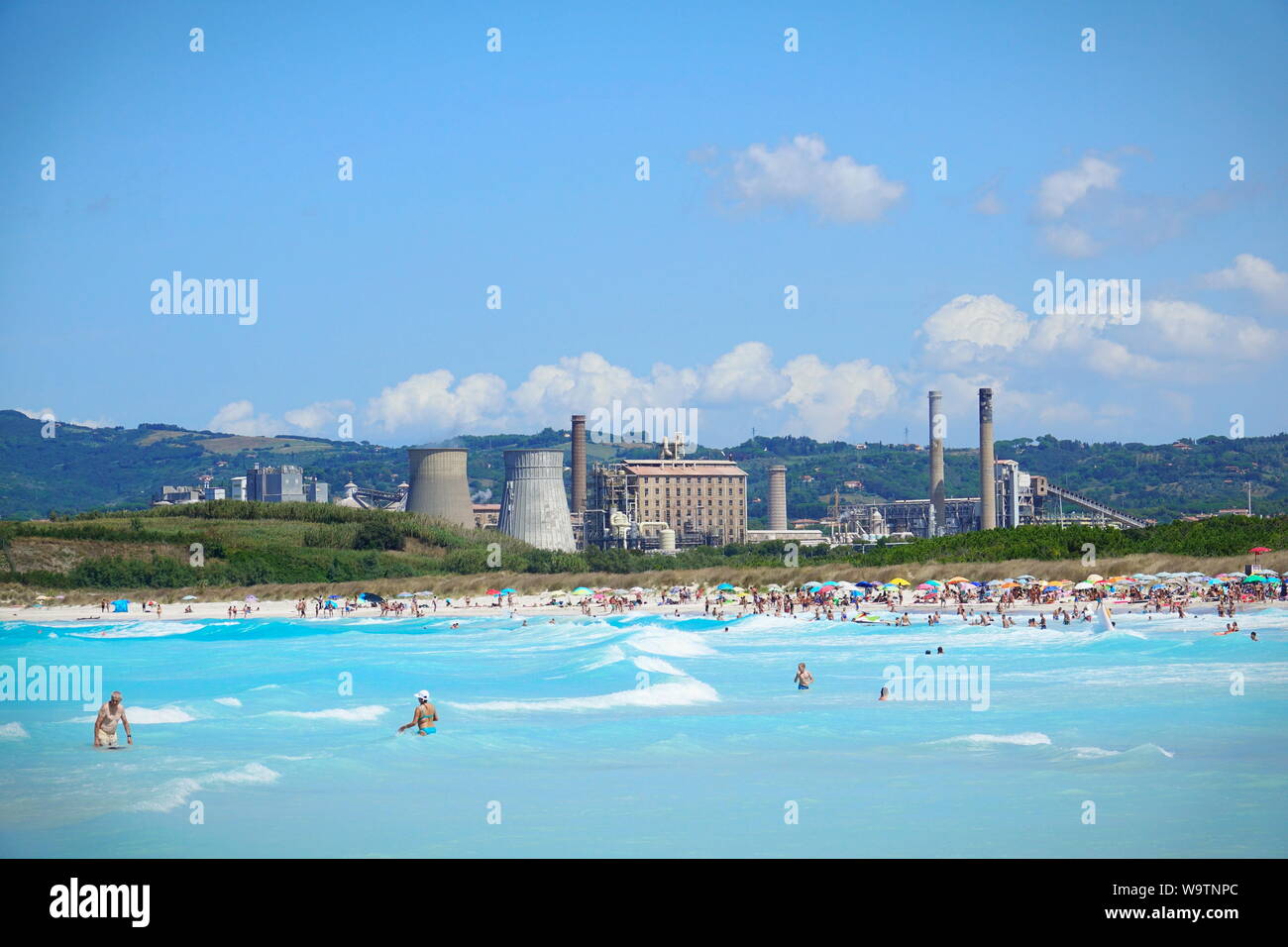Les plages de sable blanc sont parmi les plus polluées de l'Italie. Rosignano, Toscane Italie - Août 2019 Banque D'Images