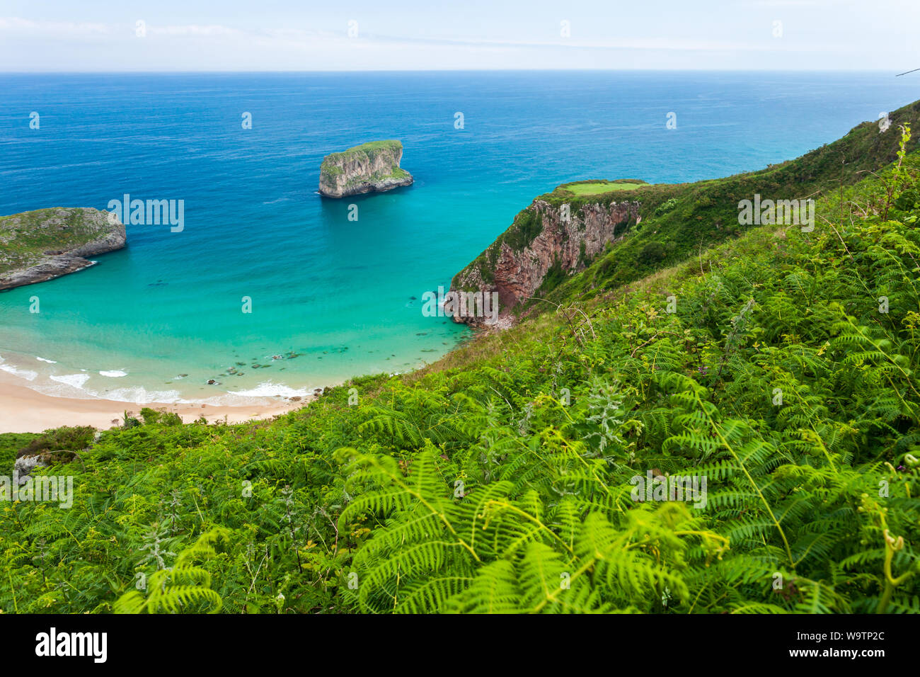 Ballota beach avec l'îlot Castro, Llanes, Asturias, Espagne Banque D'Images