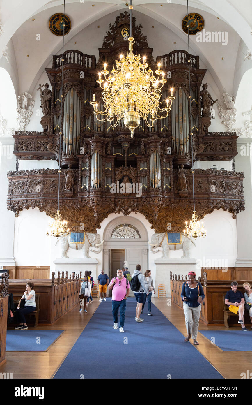 Église de Copenhague - l'intérieur de l'église de Notre Sauveur ; ( Vor Frelsers avec Kirke ), avec un orgue sculpté et tourChristianshavn, Copenhague Danemark Banque D'Images