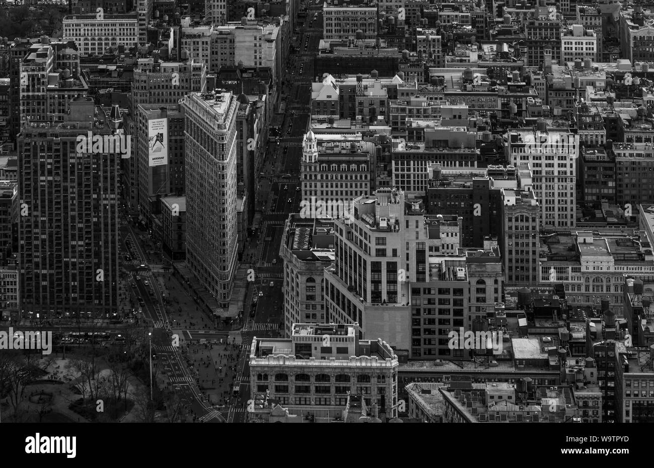 Une photo en noir et blanc du Flatiron Building vu depuis l'Empire State Buulding. Banque D'Images