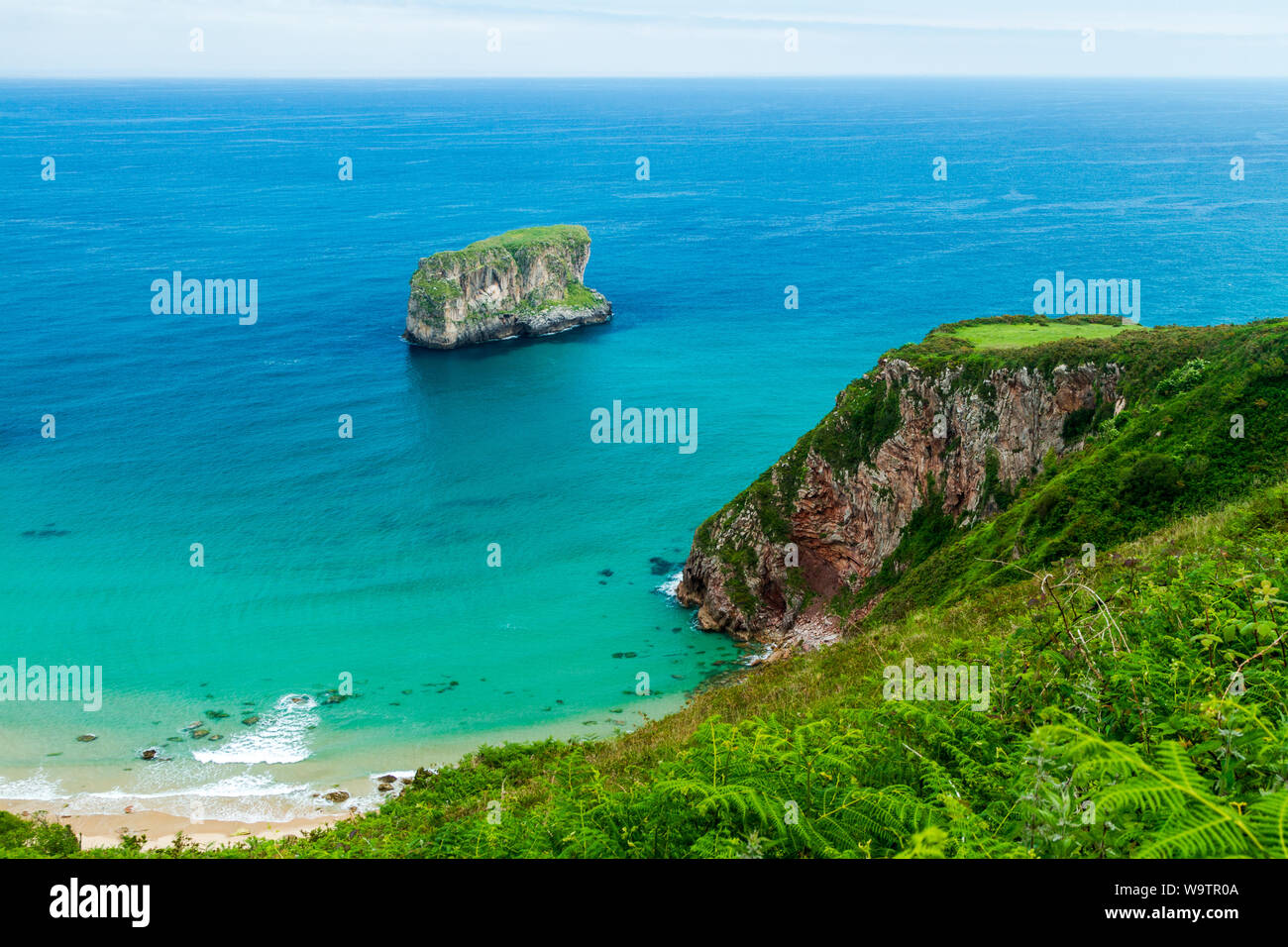 Ballota beach avec l'îlot Castro, Llanes, Asturias, Espagne Banque D'Images