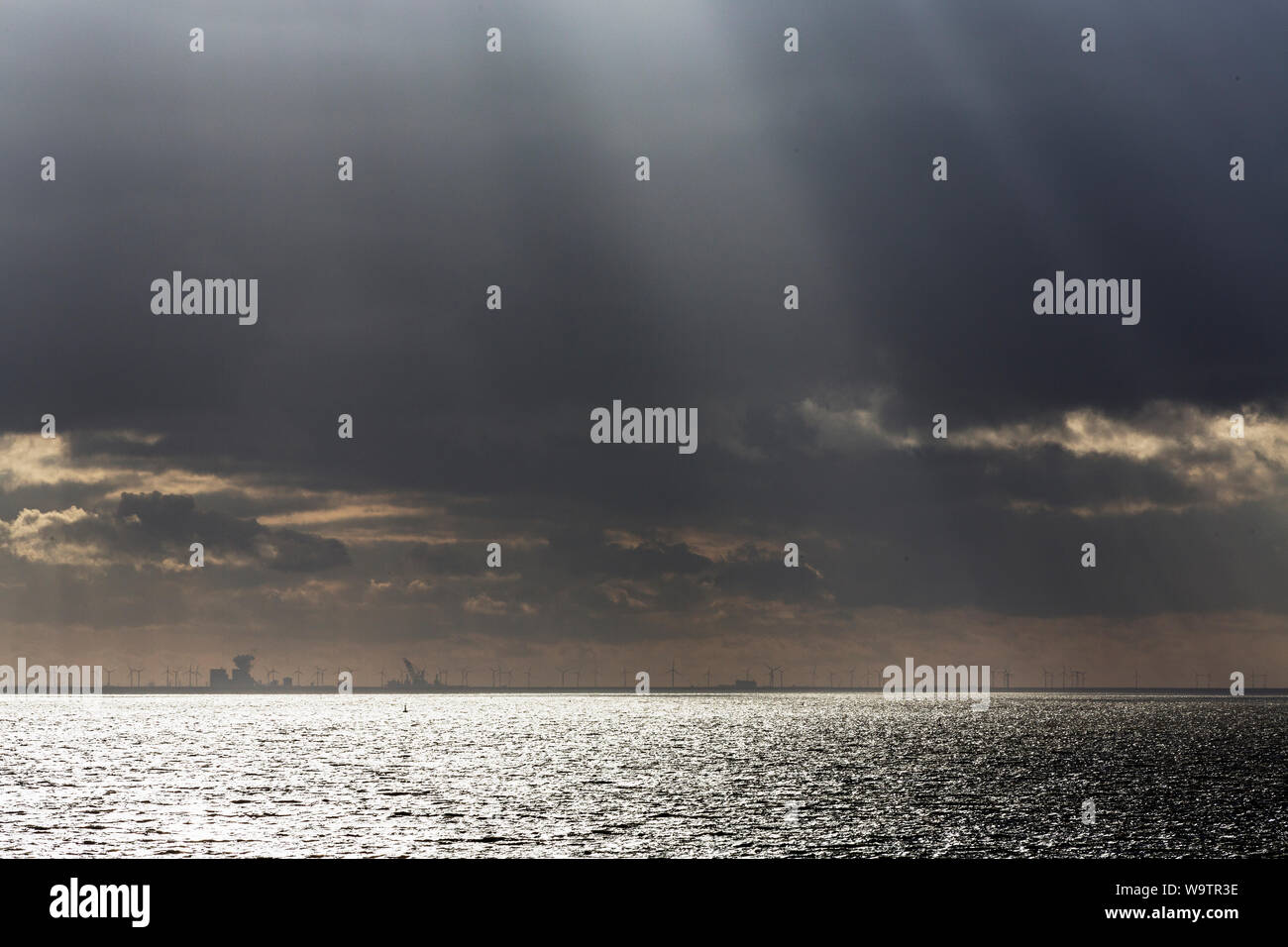 Le Relais Du Lac, Norderney, Meer, Wellen, Horizont, Eemshaven, Regenwolken Banque D'Images