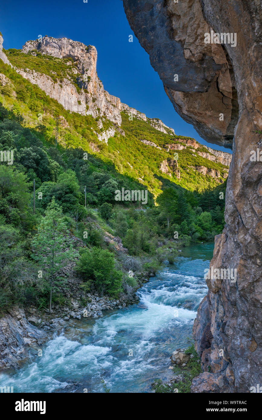 Des formations de roche karstique sur Rio Esca dans la vallée du Roncal, près de Sigues, Pyrénées, province de Saragosse, Aragon, Espagne Banque D'Images