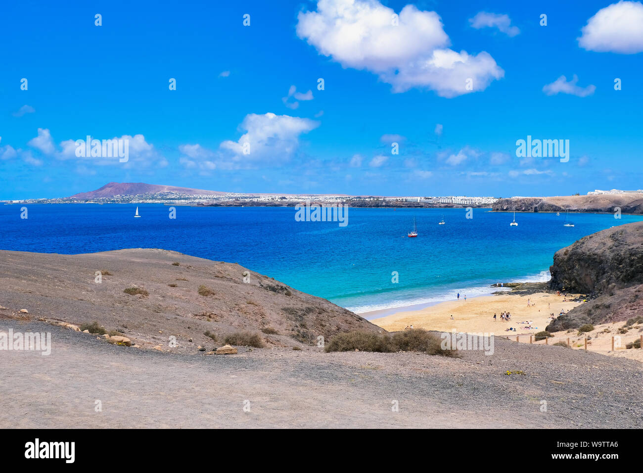 Plage de la Cera à Lanzarote, Espagne avec certains hôtels en arrière-plan et vue de Playa Blanca Banque D'Images