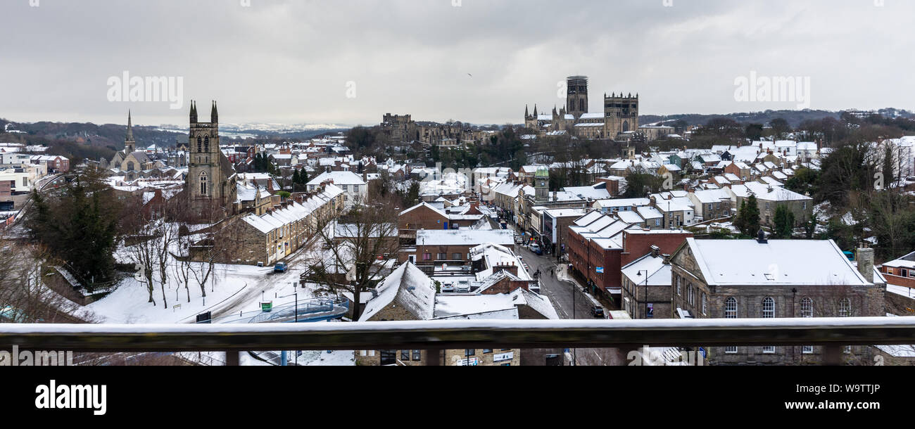 Durham, England, UK - 1 Février 2019 : la neige recouvre les toits des maisons et bâtiments dans les rues de la région de Durham, dont le château et cathedra Banque D'Images