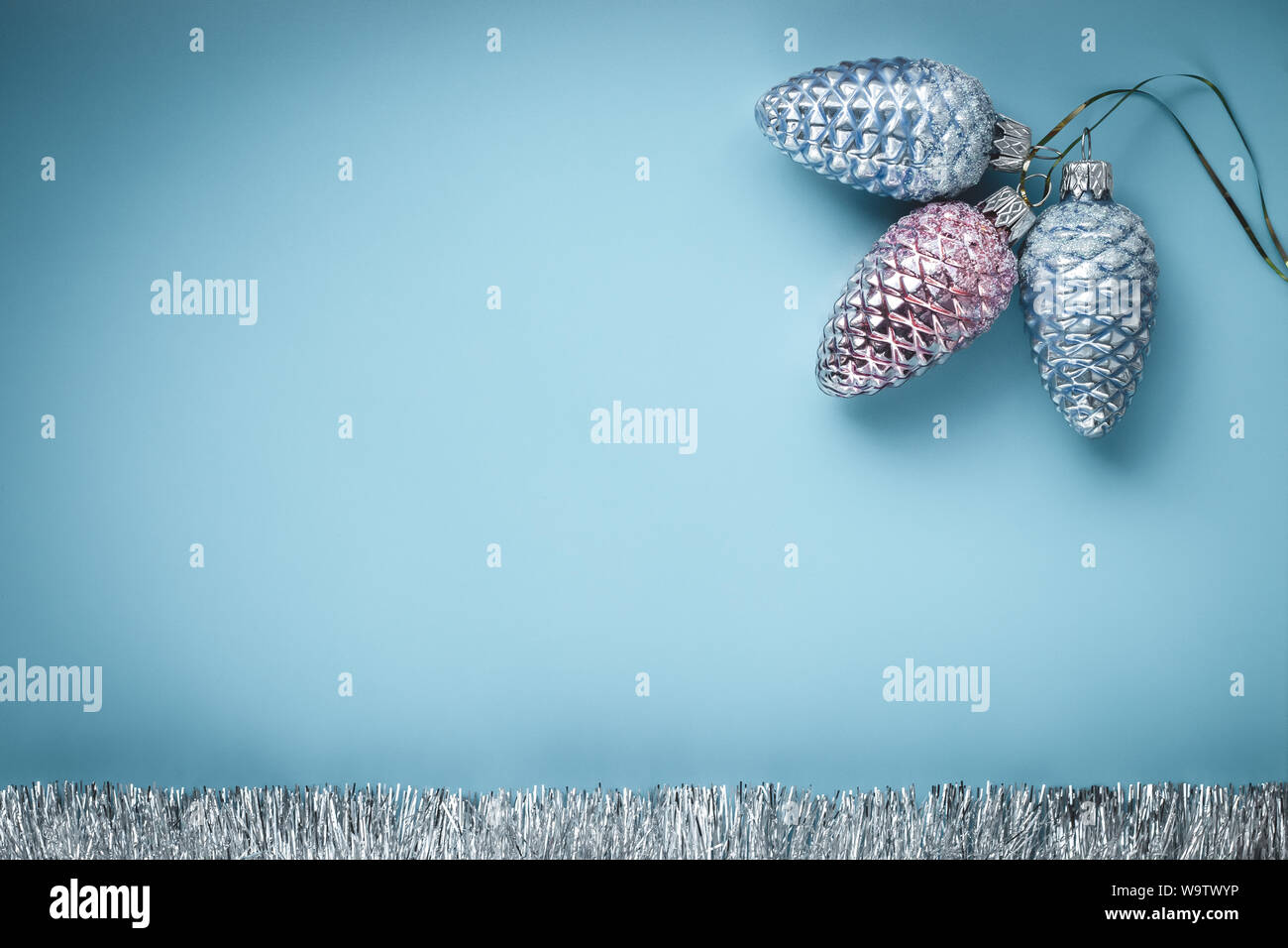 Bonne année carte de vœux. L'espace du texte. Cônes de fête brillant et argenté Garland, fond de noël. Maison de vacances d'hiver, modèle bleu banner Banque D'Images