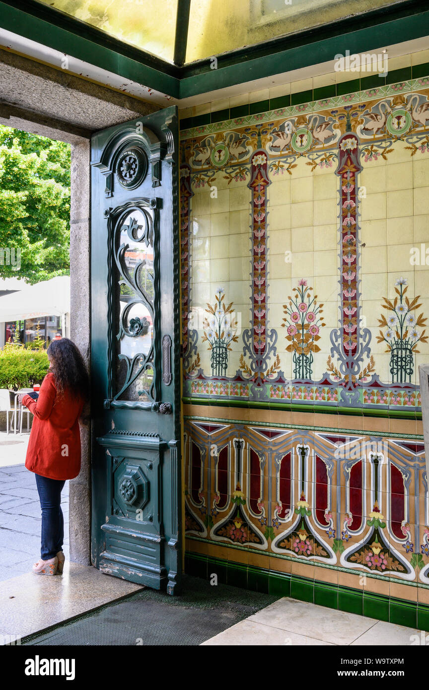 Hall d'entrée d'un bâtiment face à l'art nouveau aux couleurs vives de carreaux autour de 1900, dans le centre de Braga, au nord-ouest du Portugal. Banque D'Images