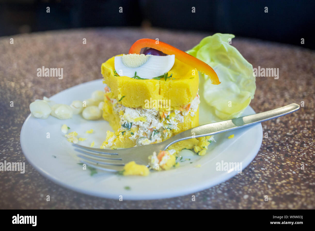 Péruvien traditionnel plat appelé Causa Relenna faite de purée mélangée à aji (piment fort) et le jus de lime et remplie de légumes Banque D'Images