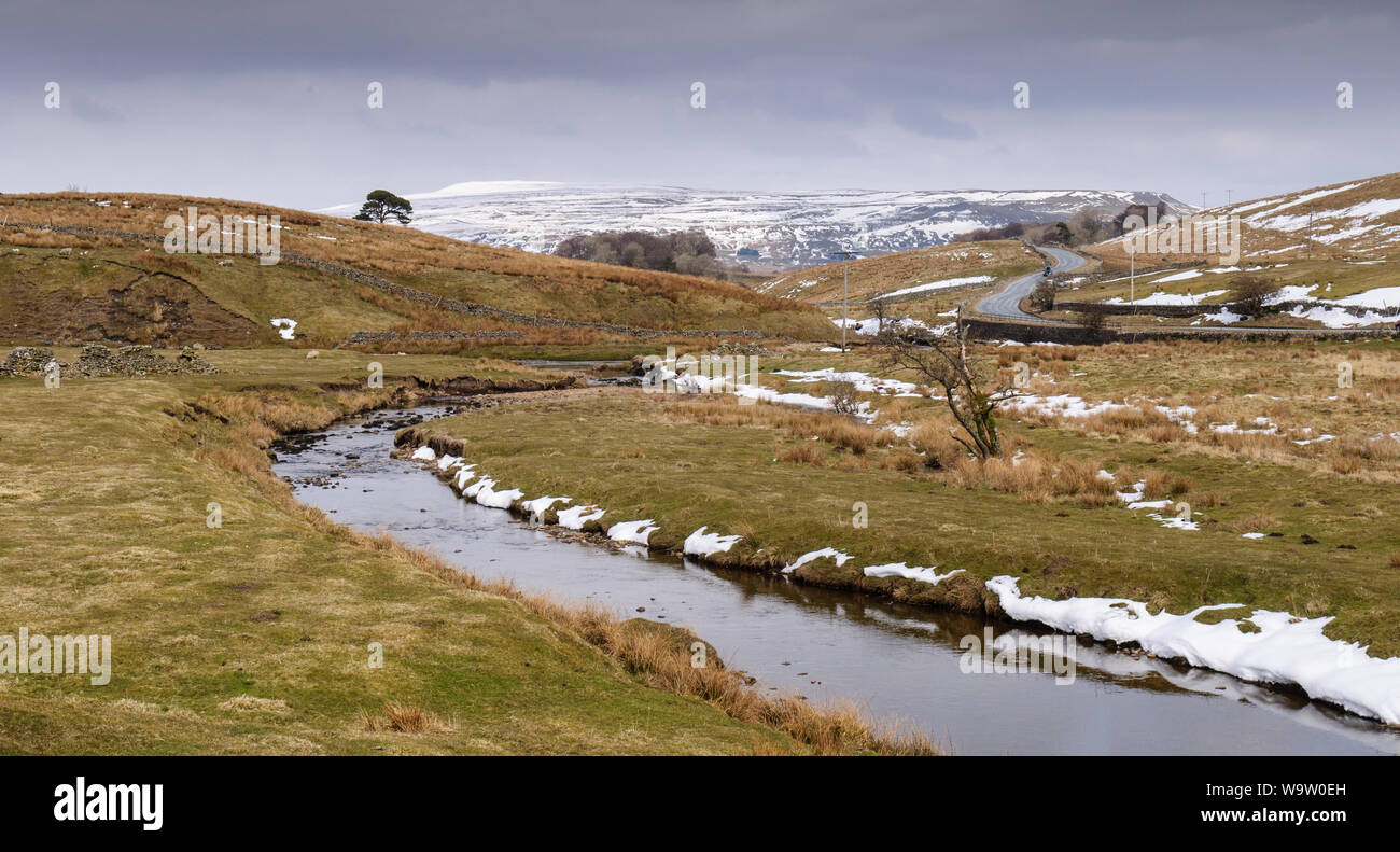 Plaques de neige de l'hiver se trouvent sur les pâturages à côté d'Widdale Widdale dans la rivière Beck Valley près de Hawes en Angleterre's Yorkshire Dales. Banque D'Images