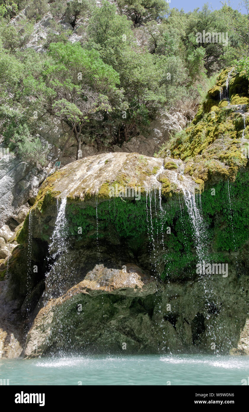 Cascade dans les gorges du Verdon, également connu sous le nom de Gorges du Verdon ou Grand canyon du Verdon, Alpes de Haute Provence, dans le sud de la France, Europe Banque D'Images