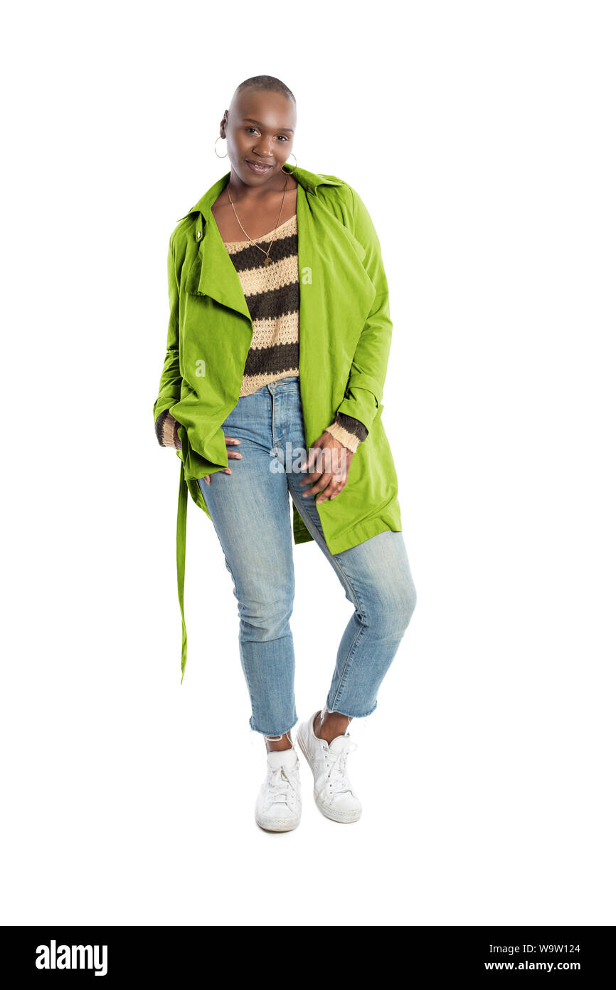 L'Afrique noire mannequin avec bald hairstyle confiance posant avec une veste de couleur vert lime collection pour l'automne. Le saf représente Banque D'Images