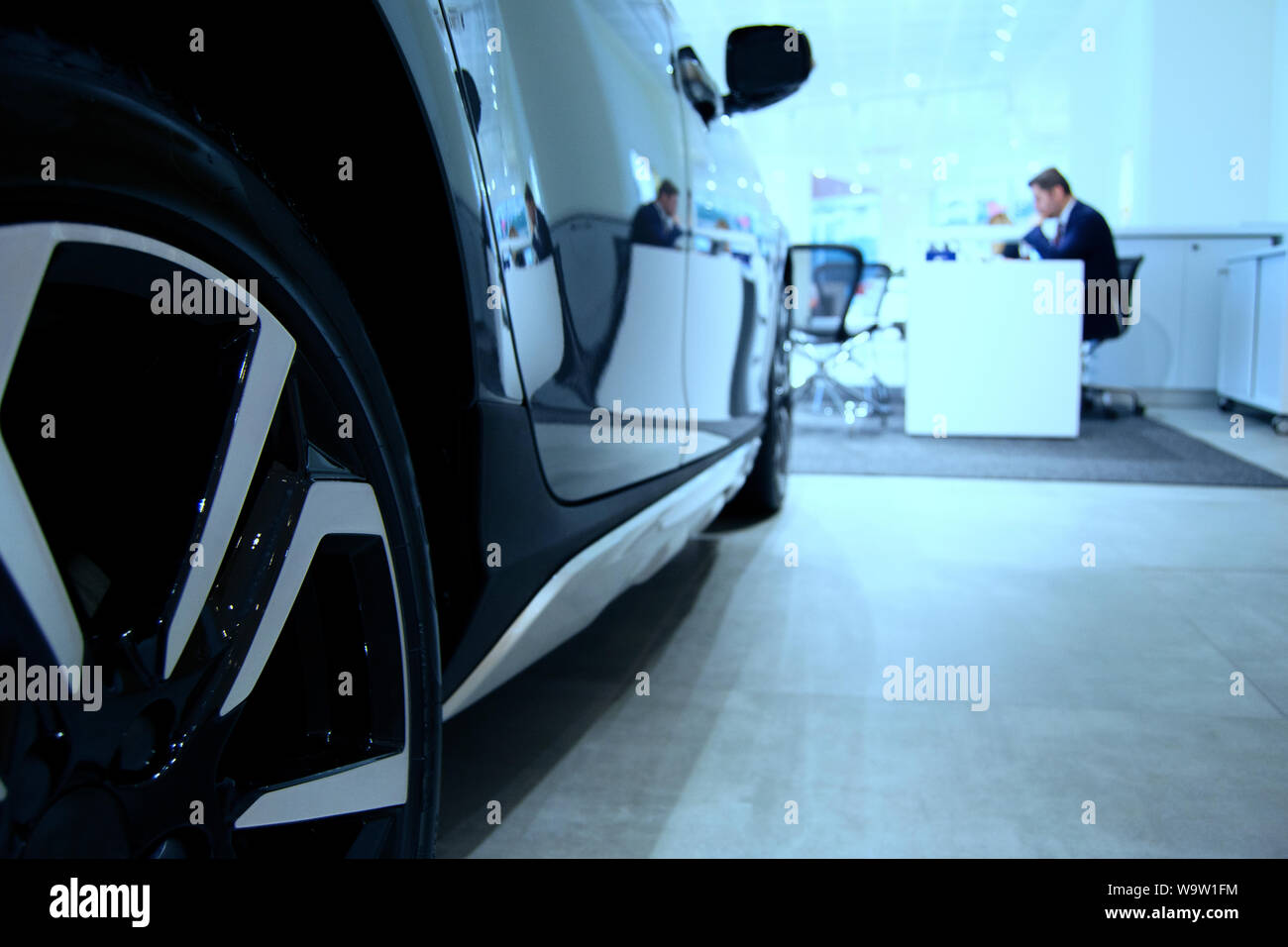 Vendeur de voiture chez car showroom Banque D'Images