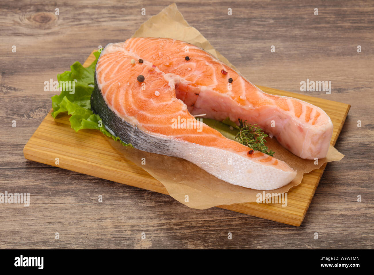 Pave De Saumon Cru Avec Du Sel Et Du Poivre Pret Pour Grill