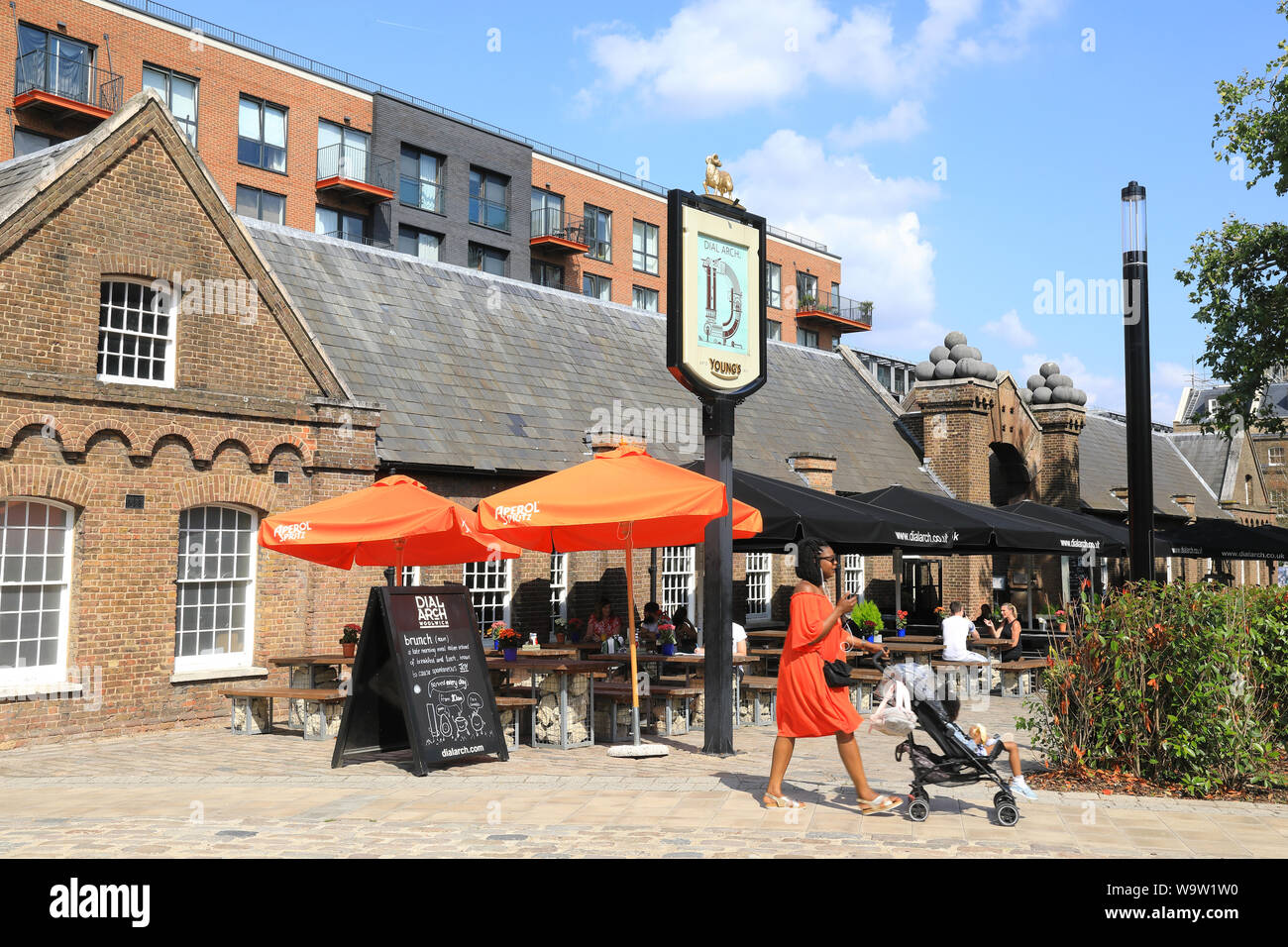 Young's Pub de passage directe sur Dial Square, le site d'une ancienne usine d'usinage des armes à feu, construit en 1717-20, dans la région de Woolwich Arsenal, en SE de Londres, Royaume-Uni Banque D'Images