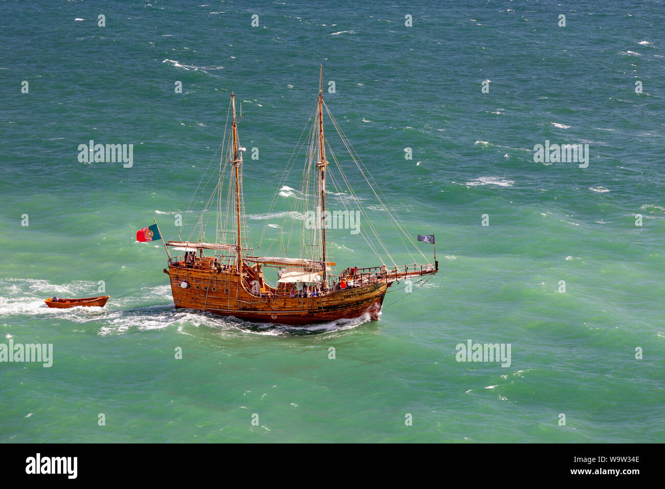 Ancien bateau de croisière le long de la côte sud de l'Algarve, au Portugal. Banque D'Images