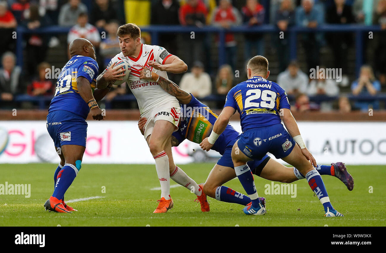 St Helens Saints' Mark Percival est abordé par Leeds Rhinos Luke Briscoe (centre) avec Robert lui (à gauche) et Josh Walters (à droite), au cours de la Super League Betfred match au stade Headingley, Leeds. Banque D'Images