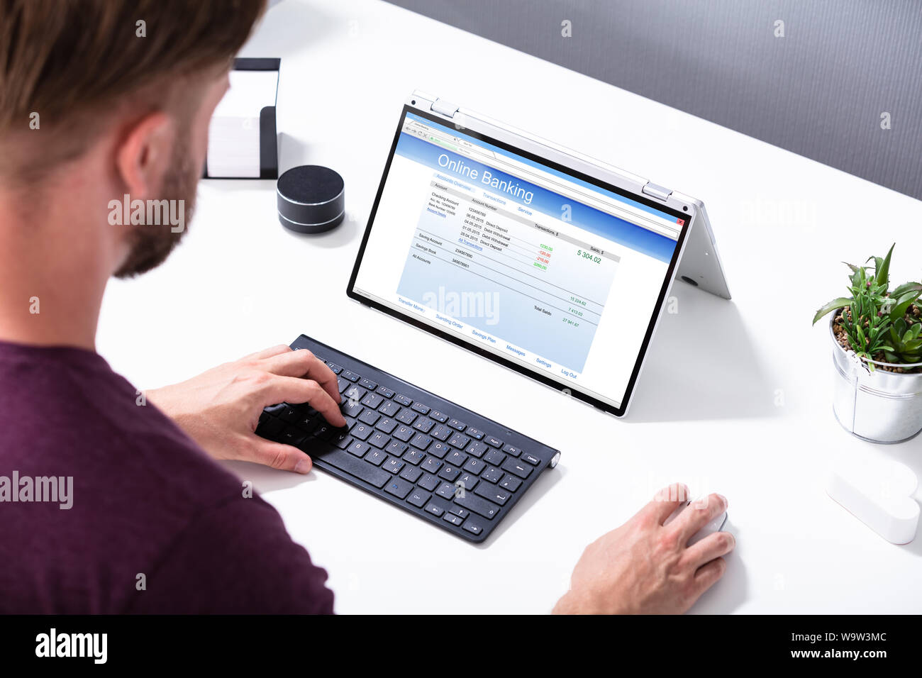 Portrait of businessman's hand effectuez des opérations bancaires en ligne sur ordinateur portable Banque D'Images